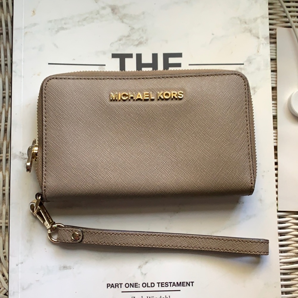 Michael Kors Wallet/ Taupe Jet Set Travel Wristlet